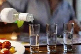 苏打酒主要消费人群有哪些「白酒的消费群体有哪些」